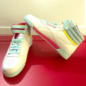 Reebok Hightop. Big kids size 5.5 Or Women size 7.